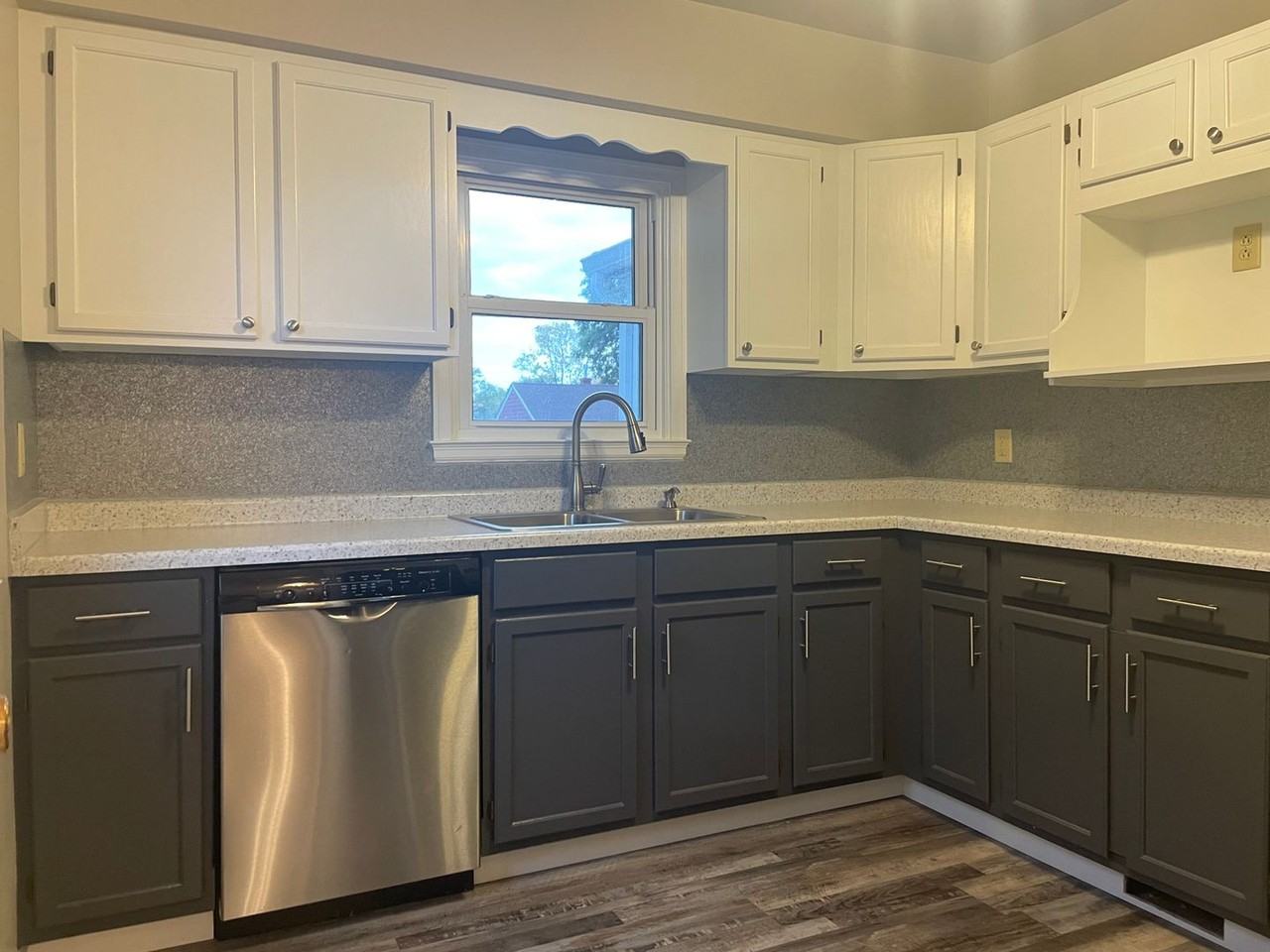 515 Avenue B - Photo 3 of 27