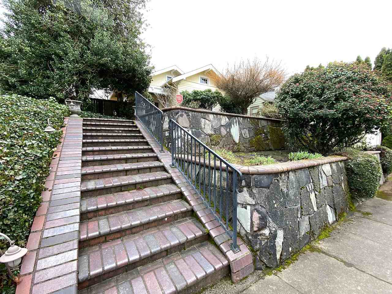 1704 Se 52nd Ave - Photo 2 of 22