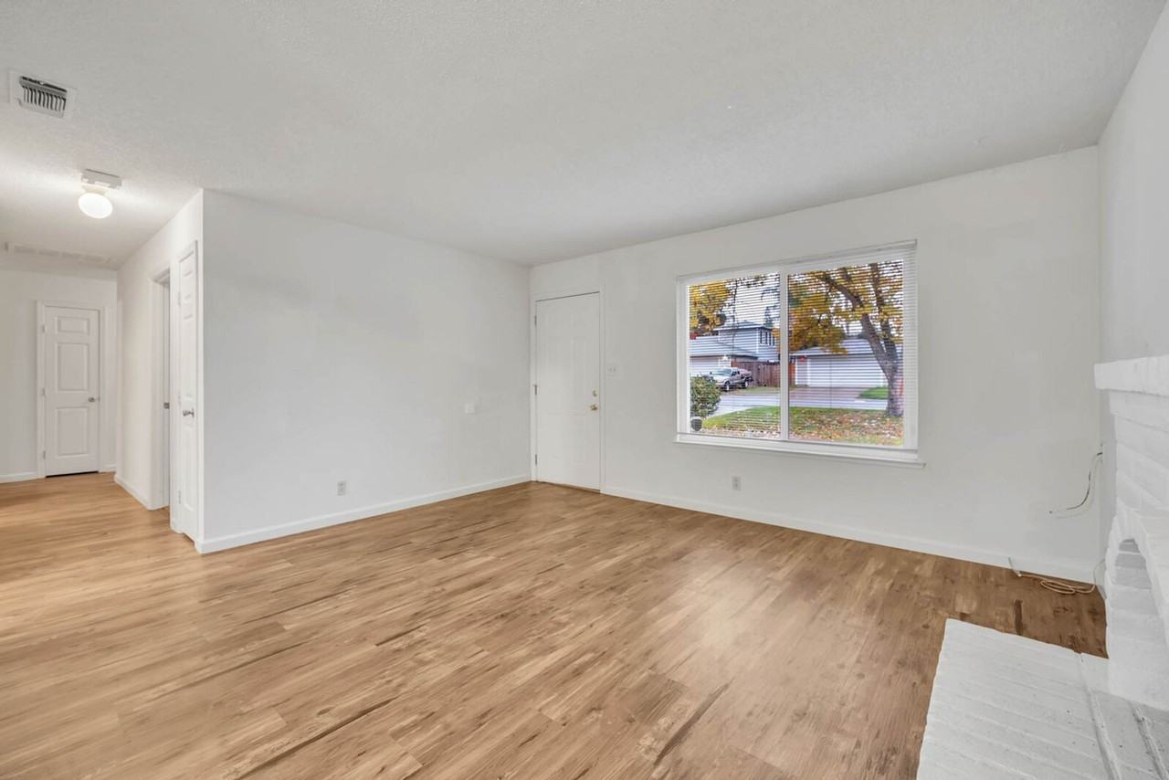 8187 Lin Oak Way - Photo 3 of 19