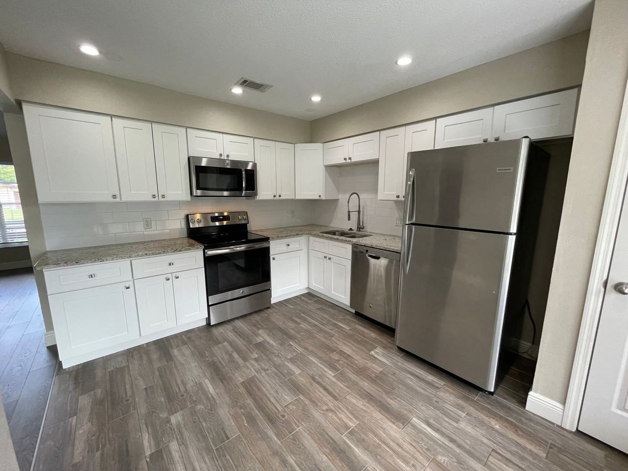 6518 Cocos Dr - Photo 3 of 28