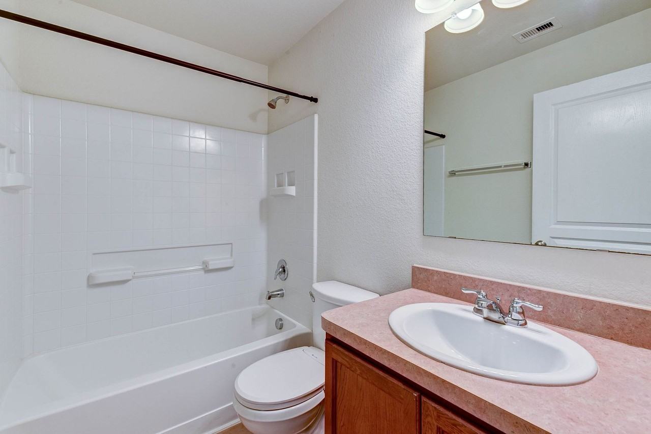 1911 Helvick Blvd - Photo 4 of 34