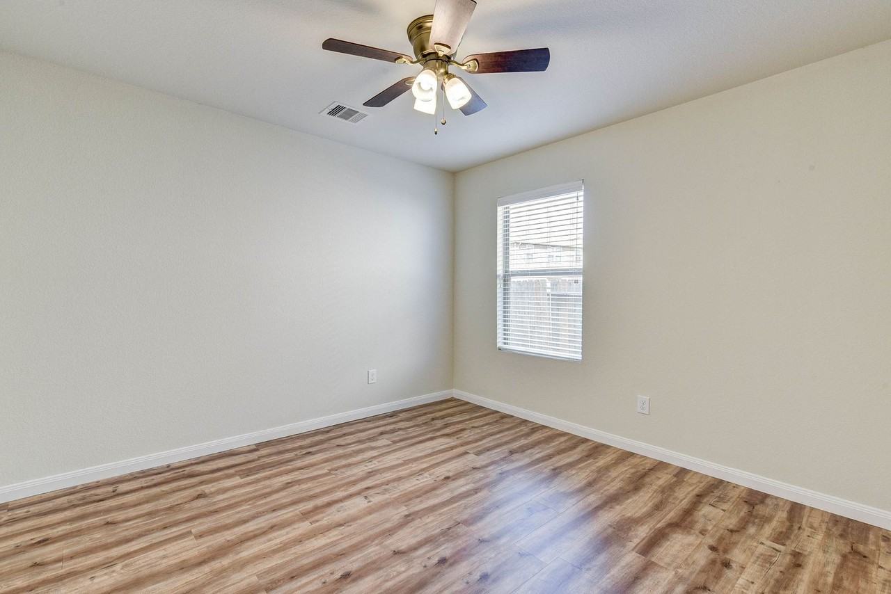 1911 Helvick Blvd - Photo 5 of 34