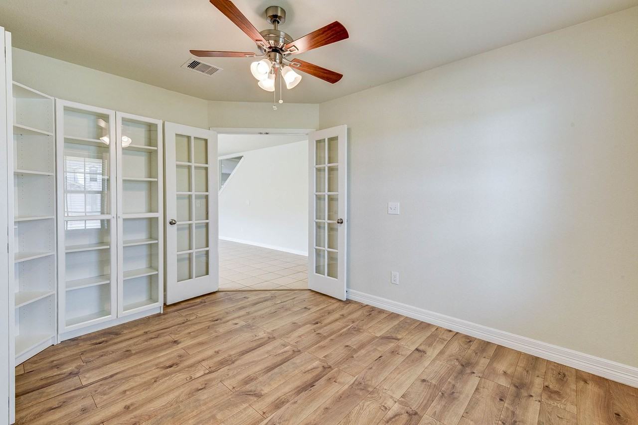 1911 Helvick Blvd - Photo 7 of 34