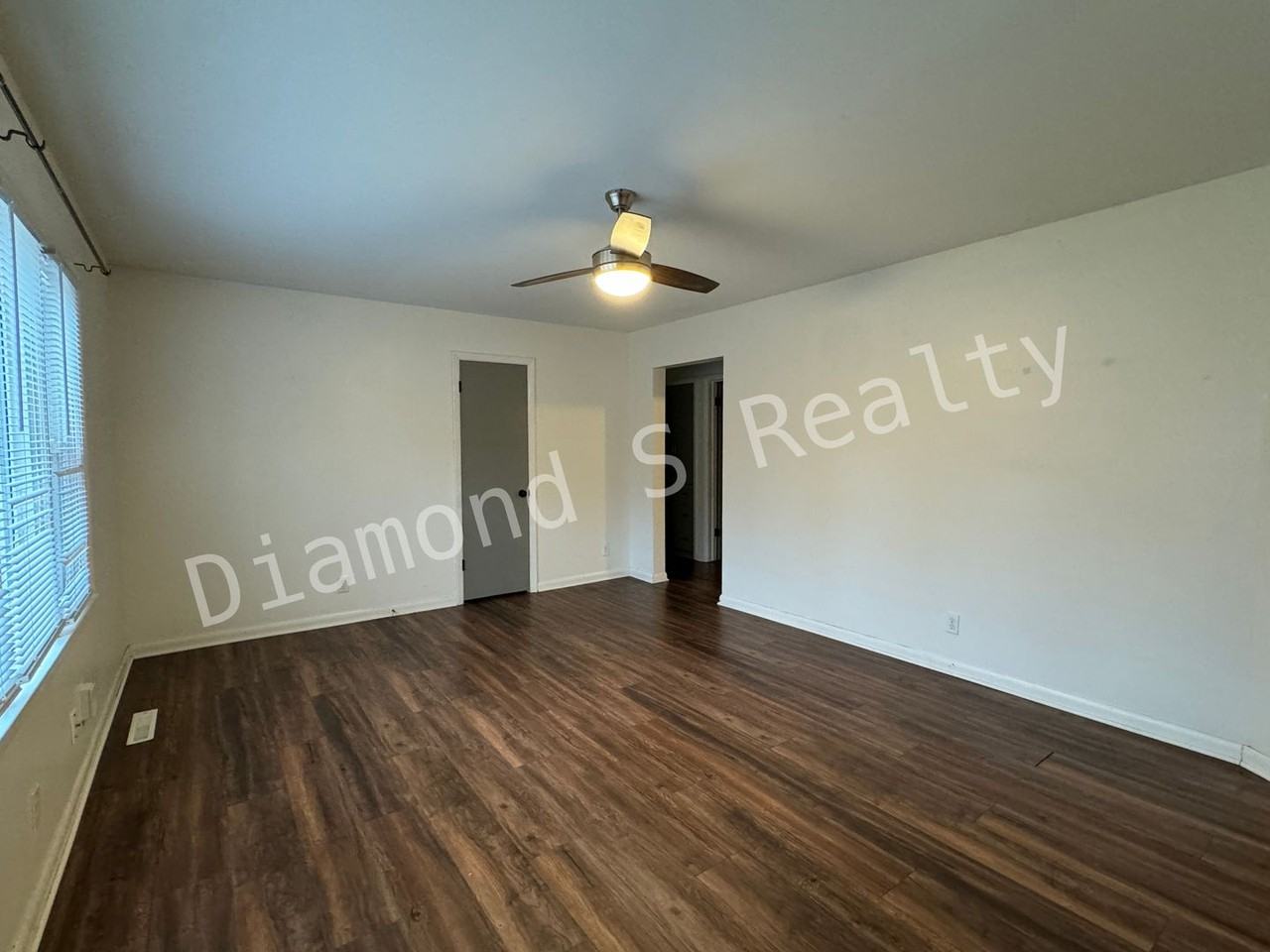 2432 E Bennett St - Photo 3 of 12