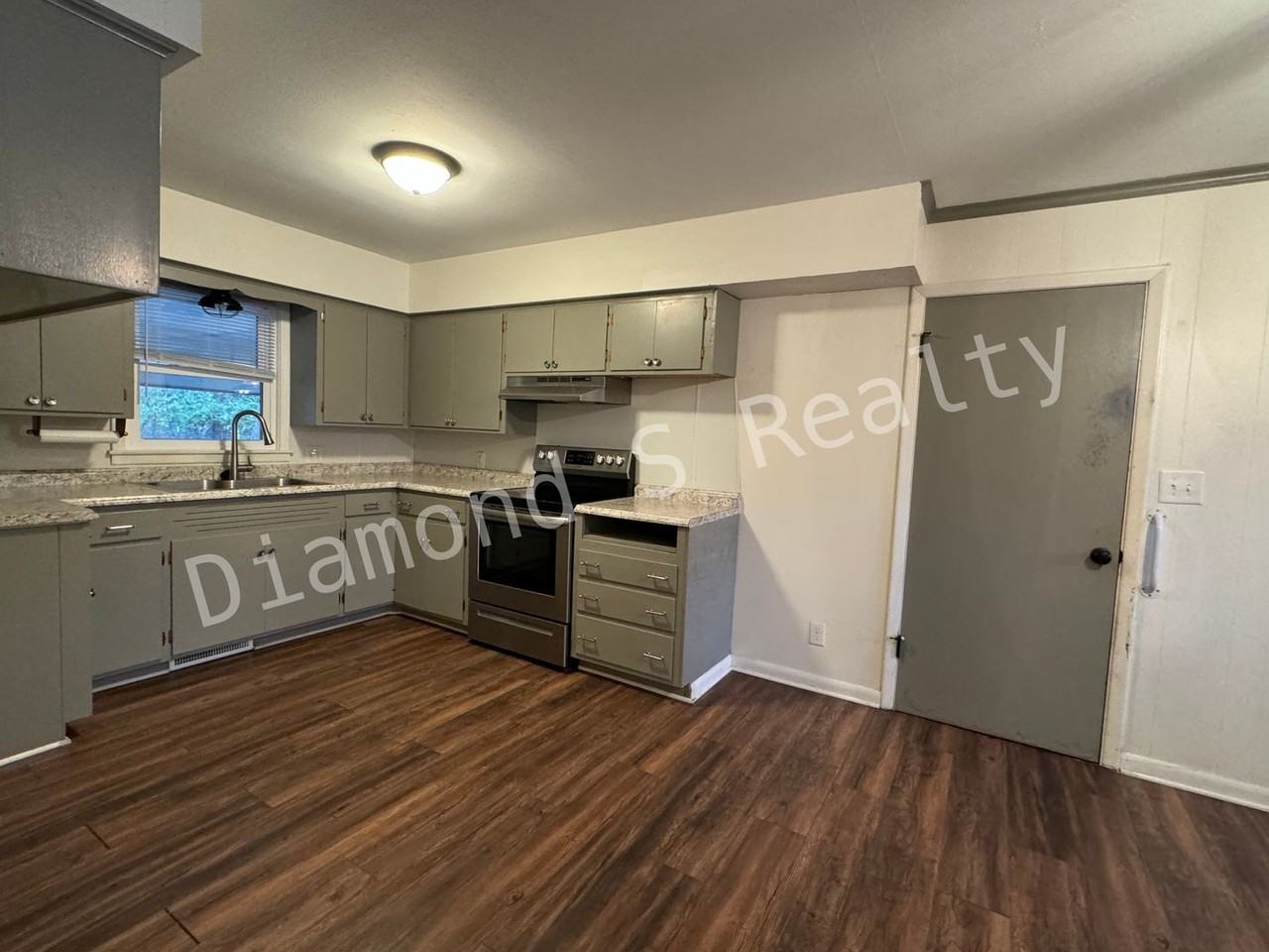 2432 E Bennett St - Photo 5 of 12
