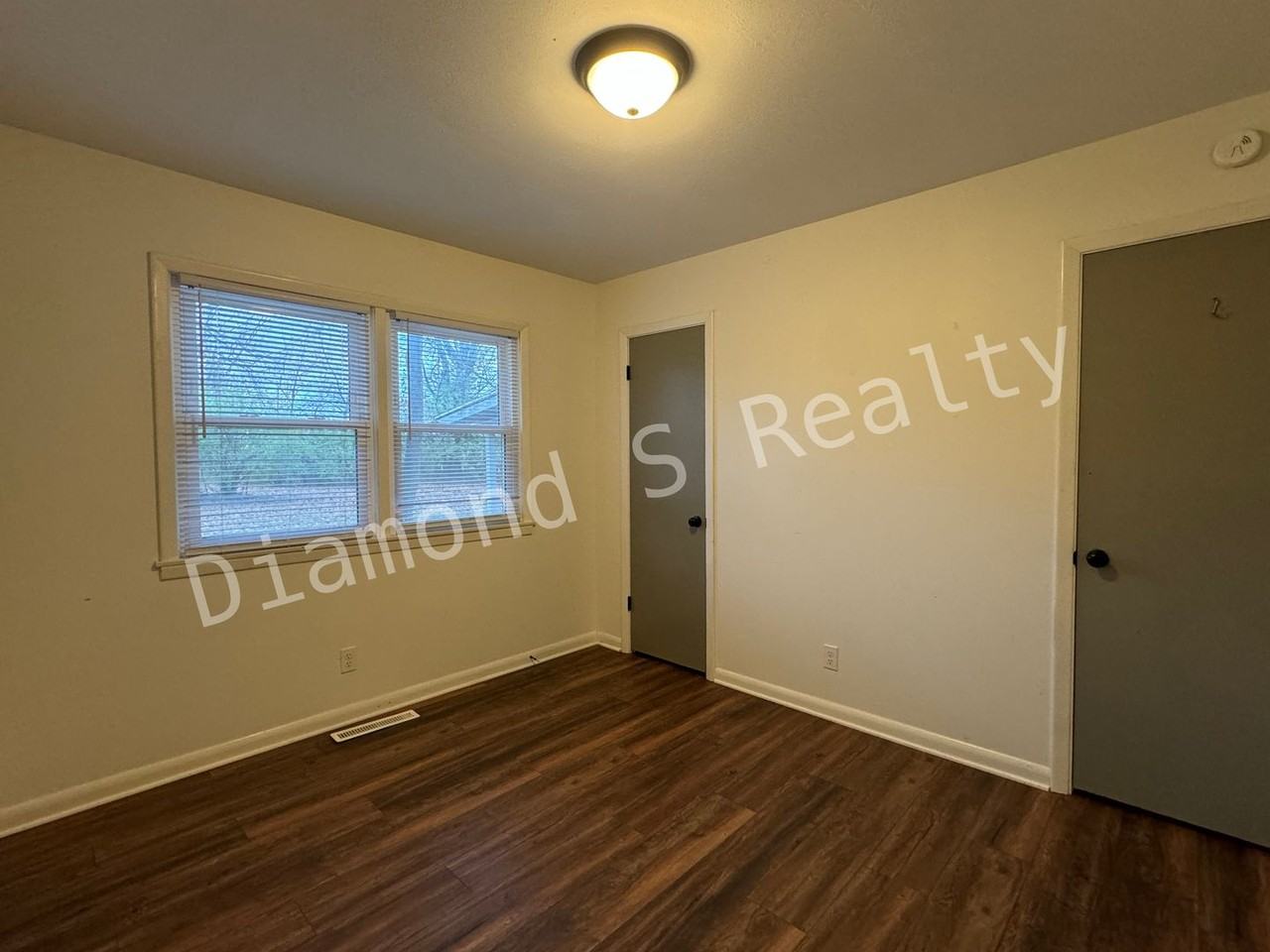 2432 E Bennett St - Photo 7 of 12