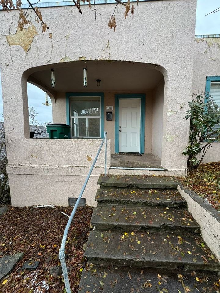 708 Jefferson St - Photo 2 of 14