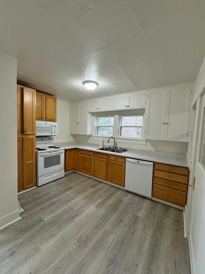 708 Jefferson St - Photo 3 of 14