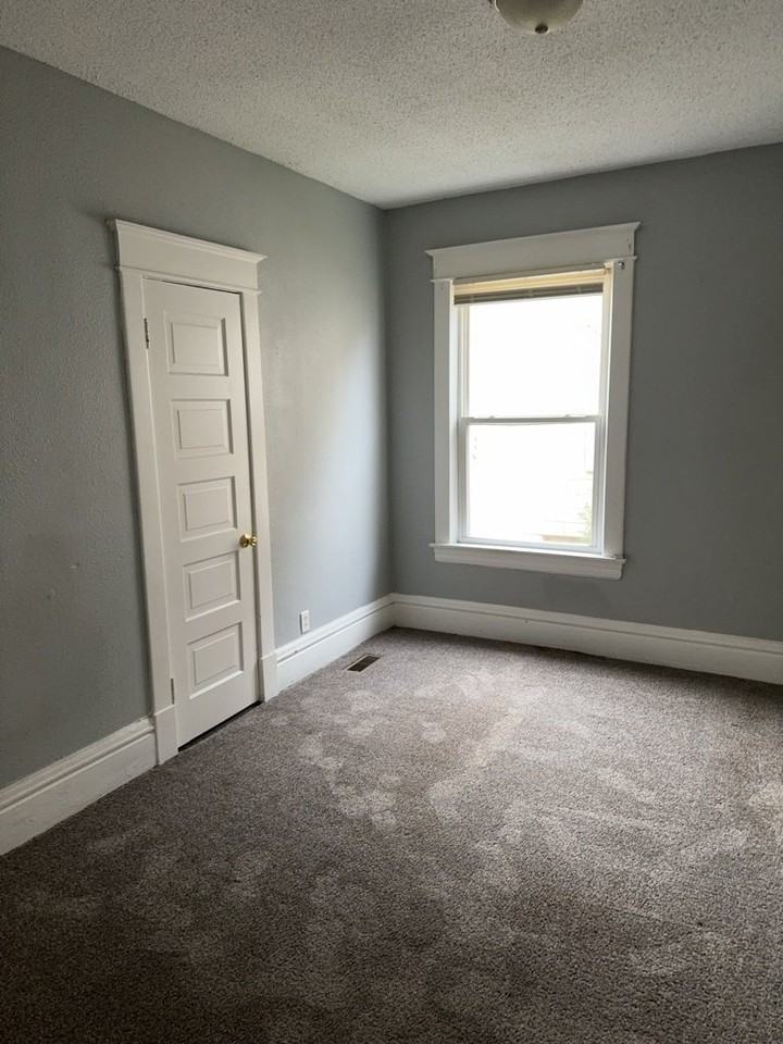 223 Robie St E Unit 1 - Photo 3 of 12