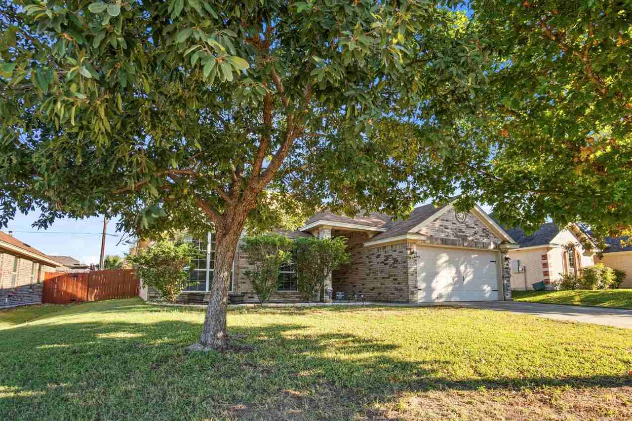 1204 Chaucer Ln - Photo 2 of 26