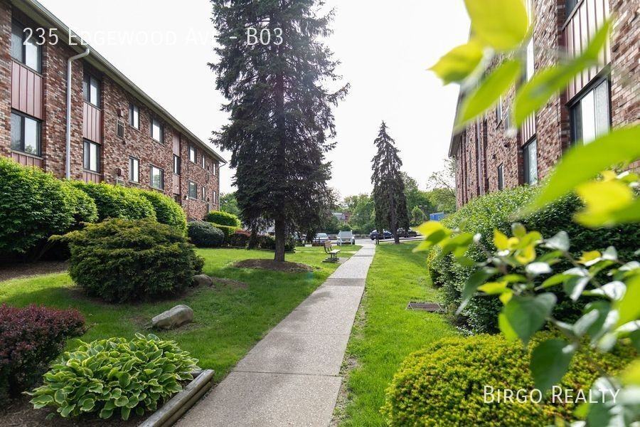 235 Edgewood Ave #B03 - Photo 3 of 32