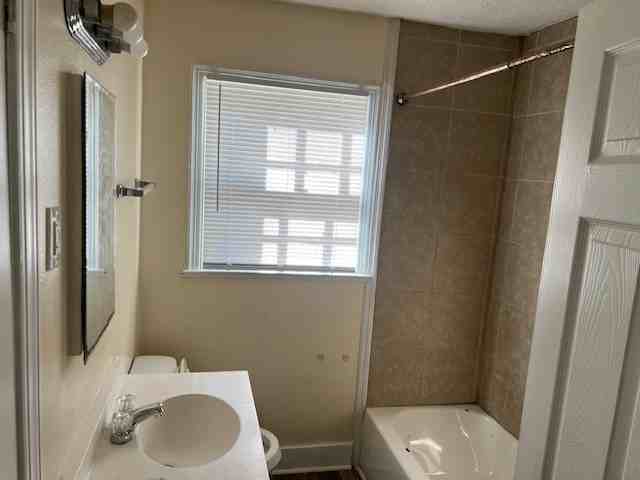 2111 Oakhurst Dr - Photo 3 of 10