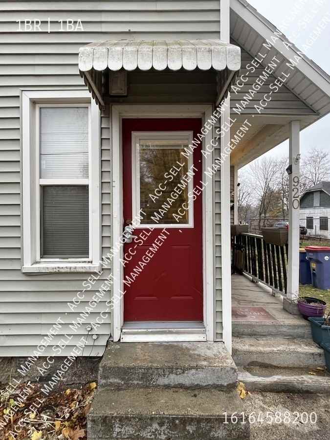 920 Sigsbee St Se #2 - Photo 2 of 8