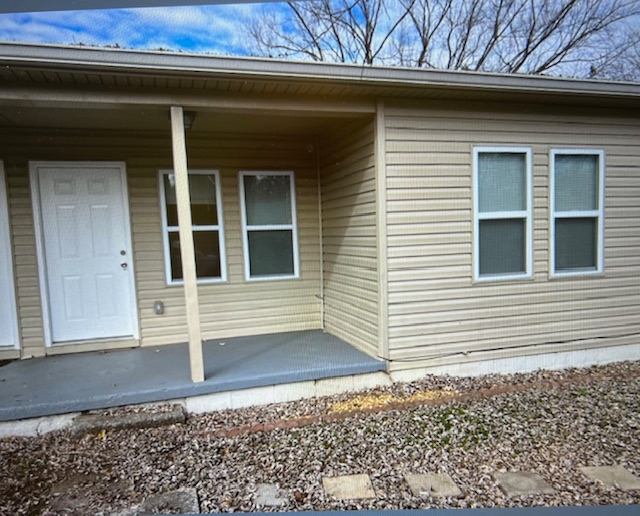 211 Hillcrest Dr N - Photo 2 of 9