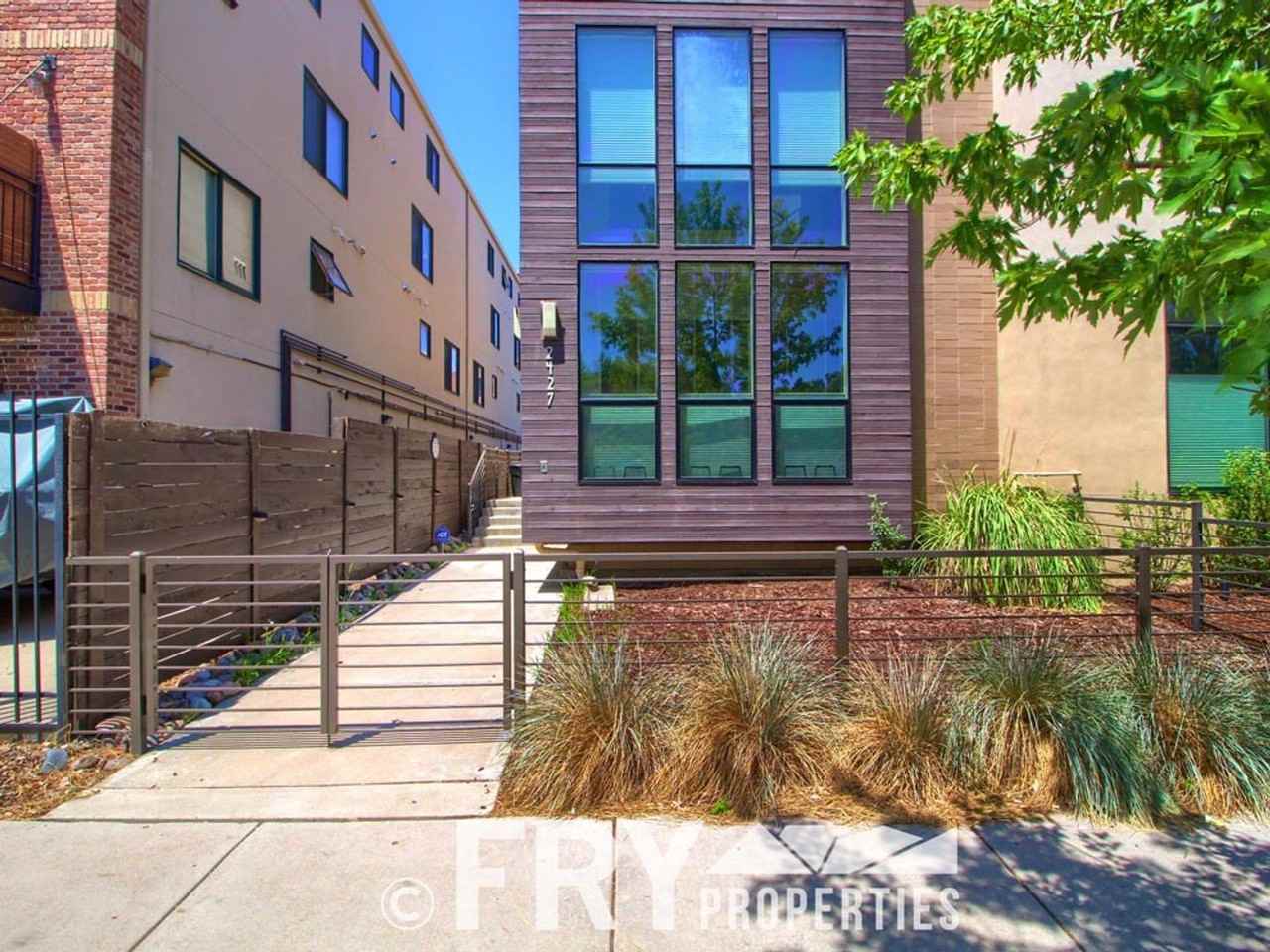 2427 Lawrence St - Photo 4 of 33