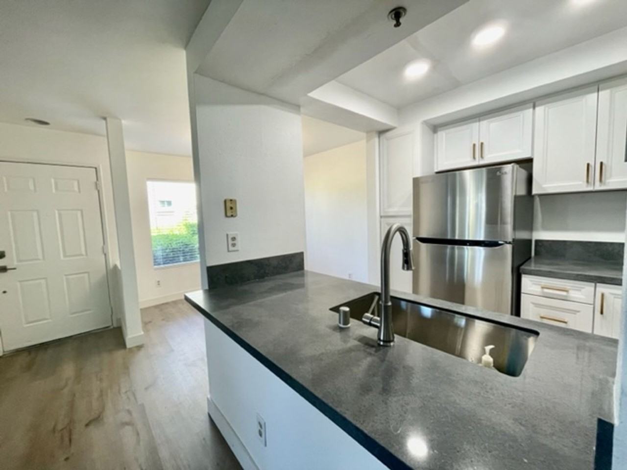 2077 Lakeridge Cir - Photo 2 of 17