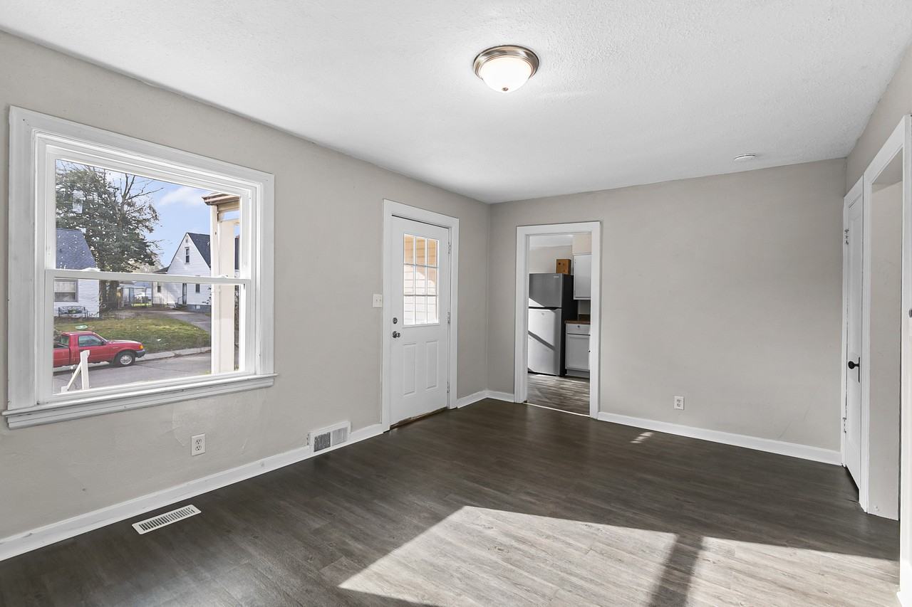 1504 West 11th Street - Photo 2 of 27