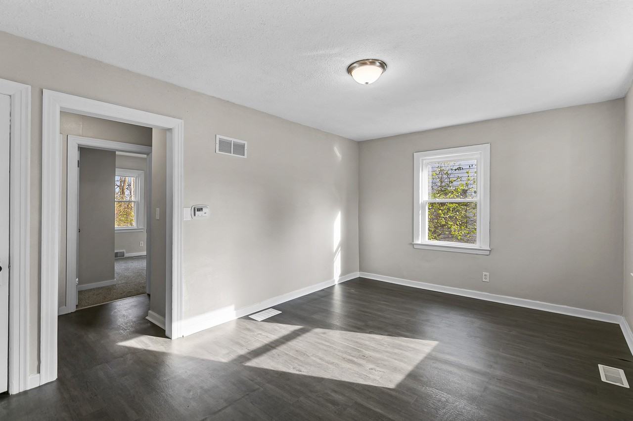 1504 West 11th Street - Photo 3 of 27