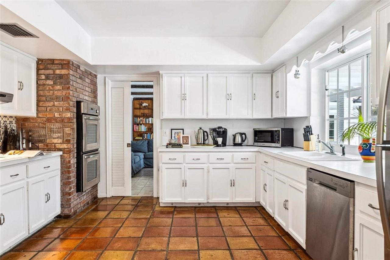 10130 Sw 70th Ave - Photo 3 of 8