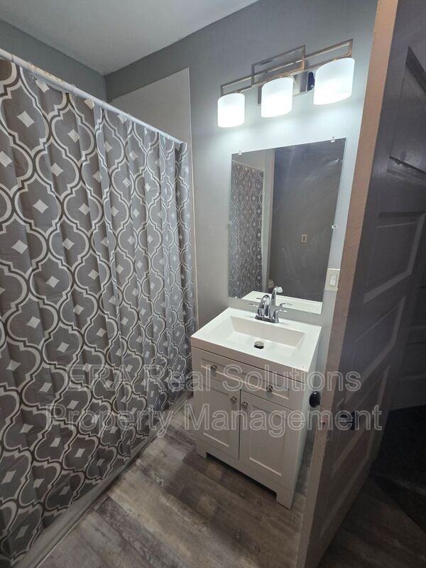 493 Kimball Pl - Photo 3 of 28