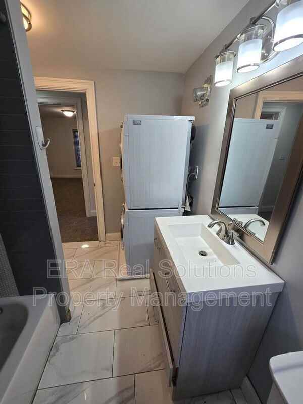 992 Carpenter St - Photo 2 of 32