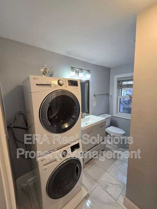 992 Carpenter St - Photo 3 of 32