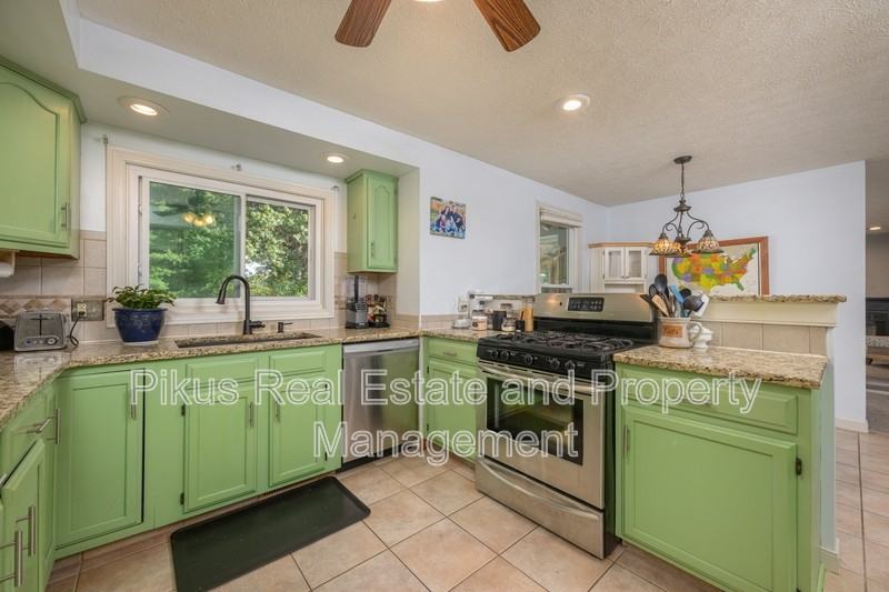 8294 Whiteridge Cir Nw - Photo 4 of 30