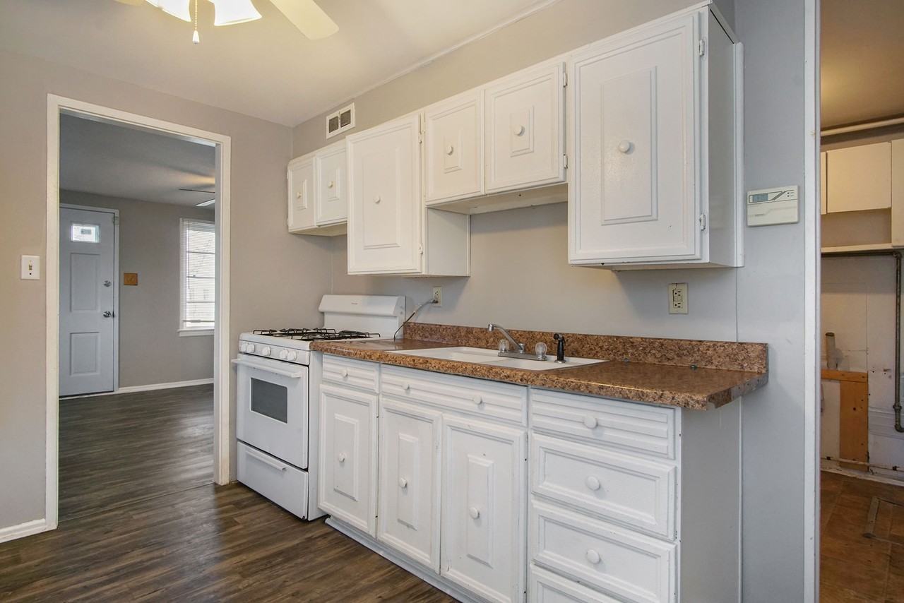 1228 Edgewood Dr - Photo 2 of 18