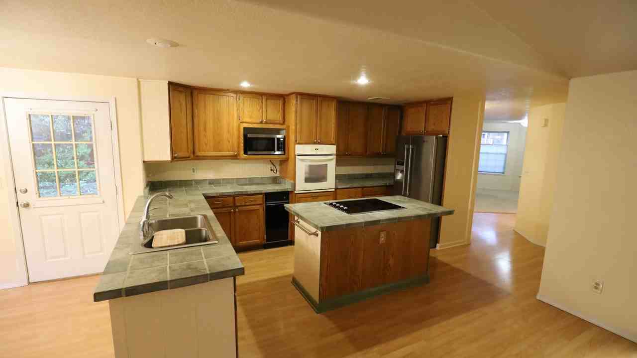 207 Nw Sinclair Dr - Photo 2 of 11