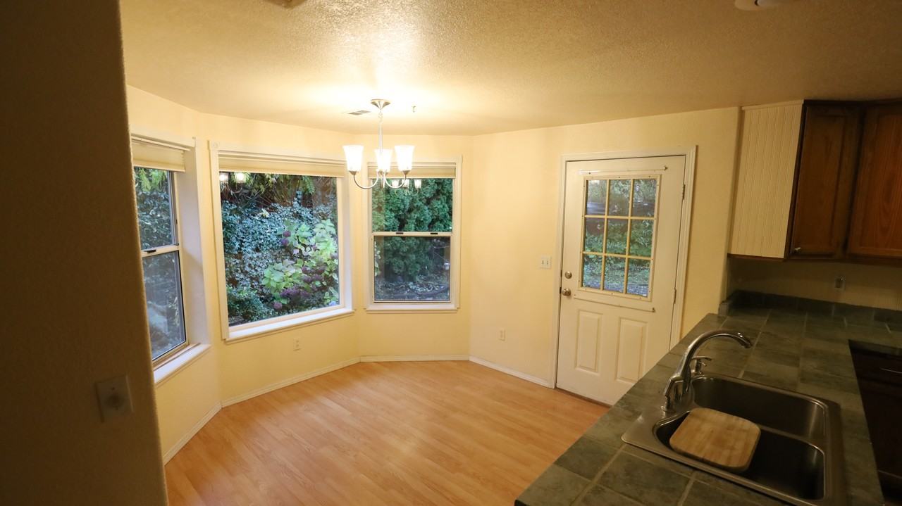 207 Nw Sinclair Dr - Photo 3 of 11