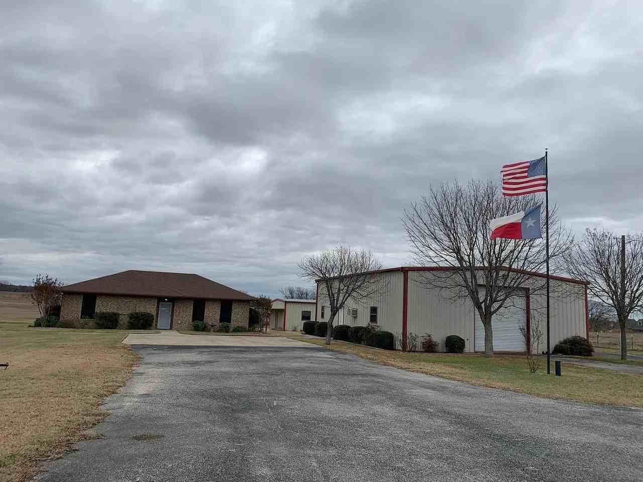 2 bedroom 2 bath with 2 shops on 1 acre - Photo 3 of 10