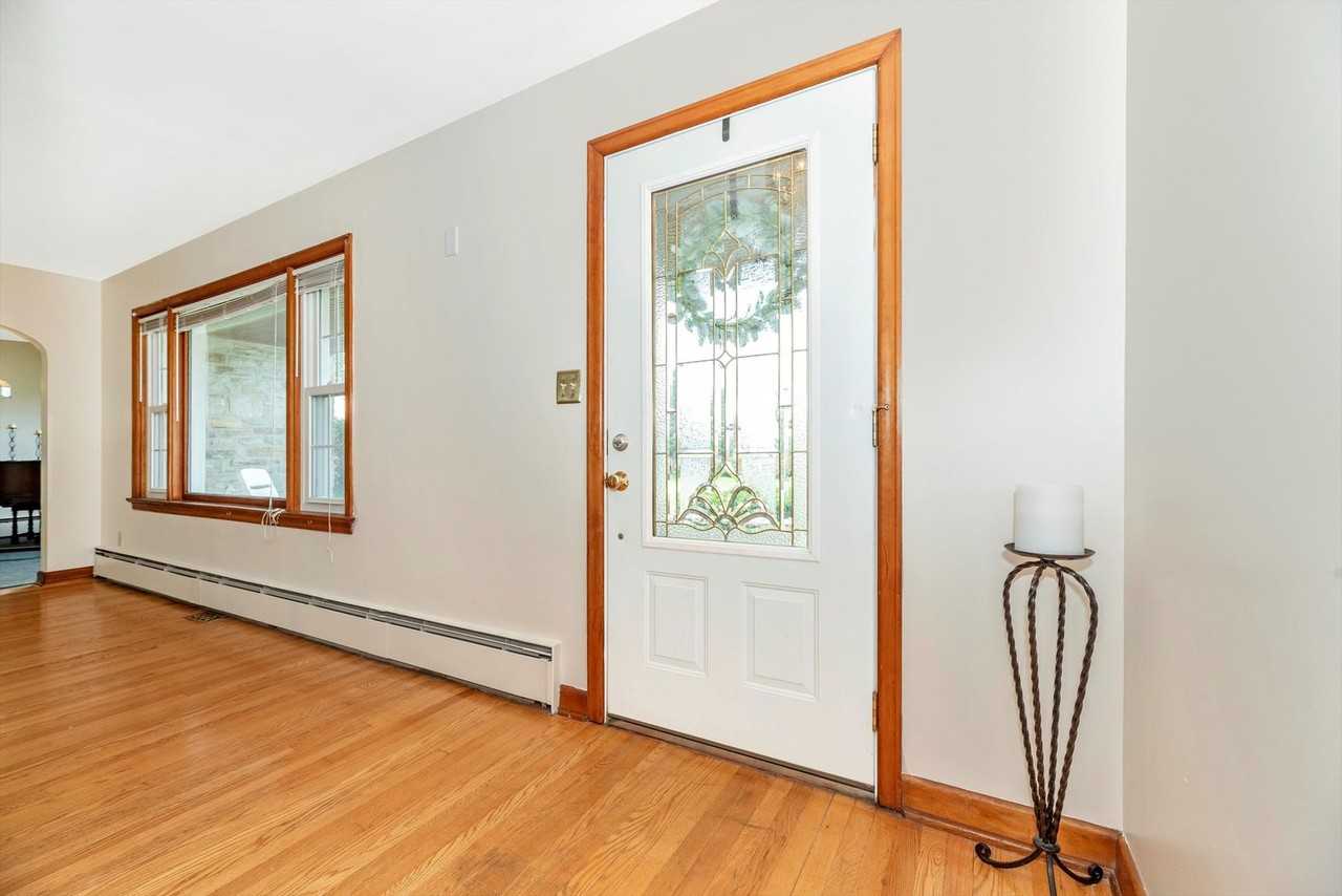 1103 N Main St - Photo 3 of 50