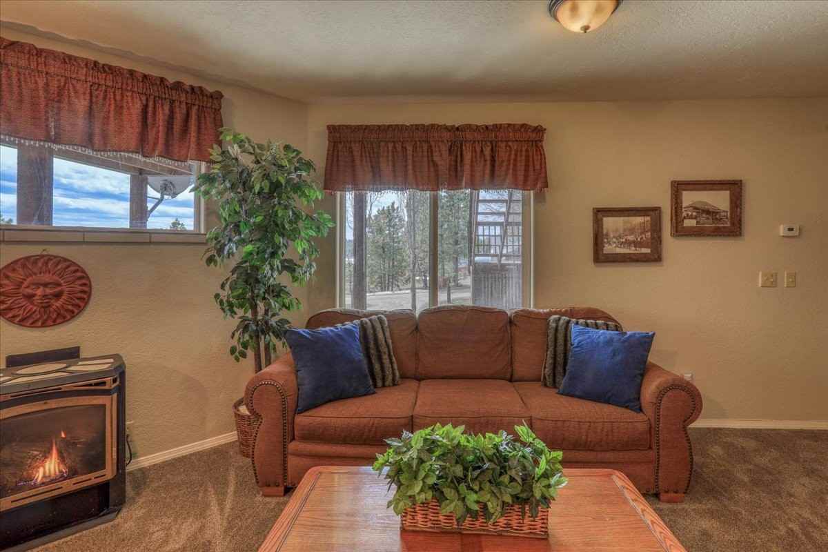 1034 Hills Cir - Photo 4 of 24