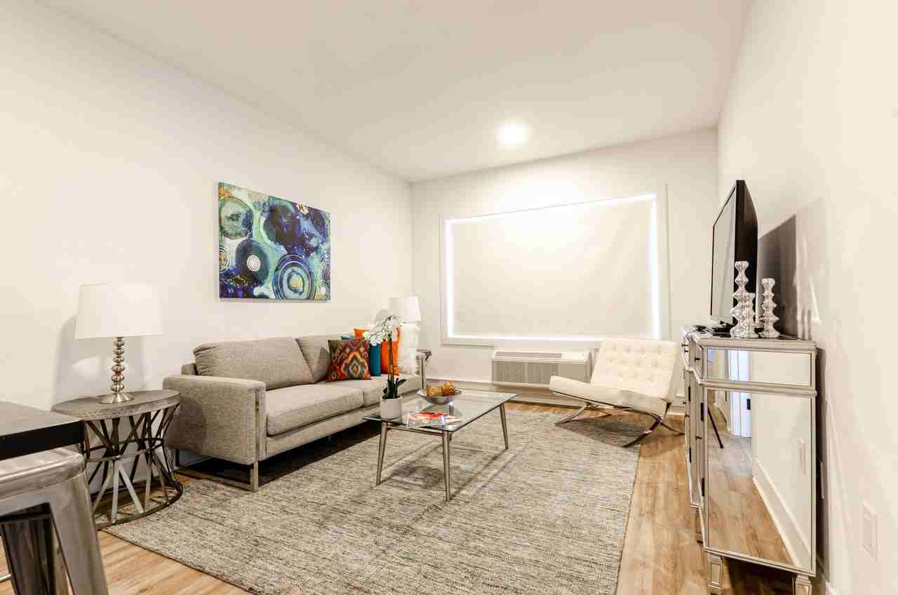 Lakeside Residence - Photo 3 of 12