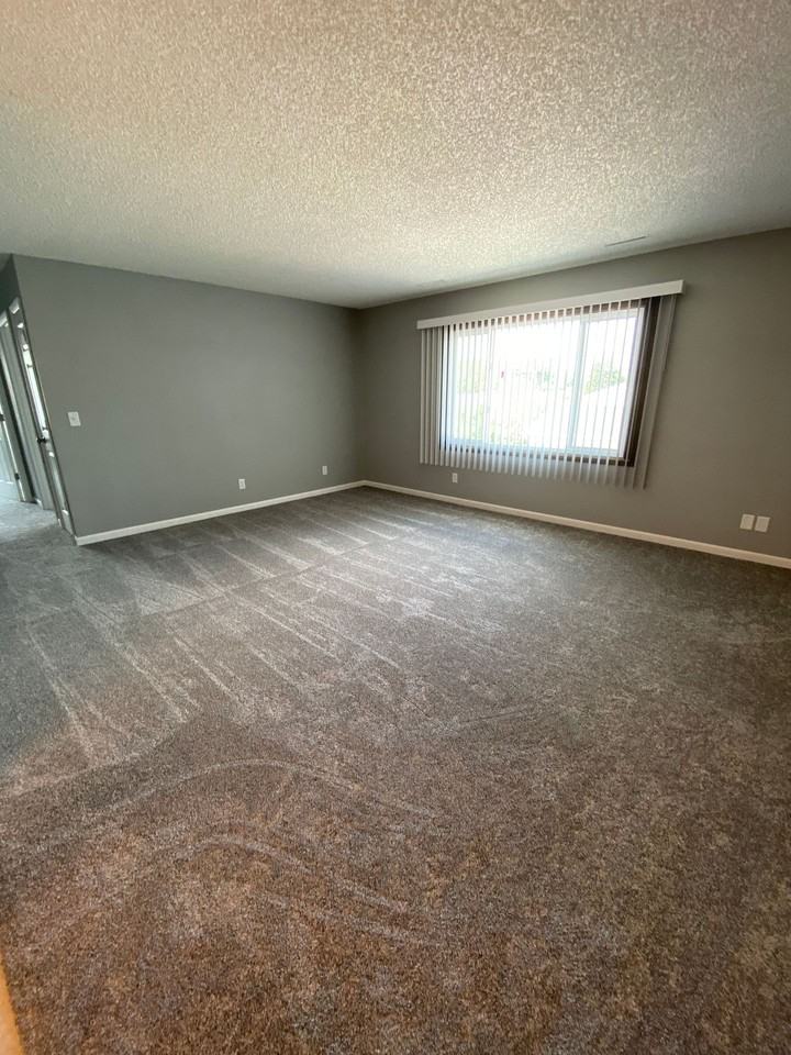 Cobblestone Circle Apartment 2 Bedroom, 1 Bath Secure Building - Photo 2 of 24