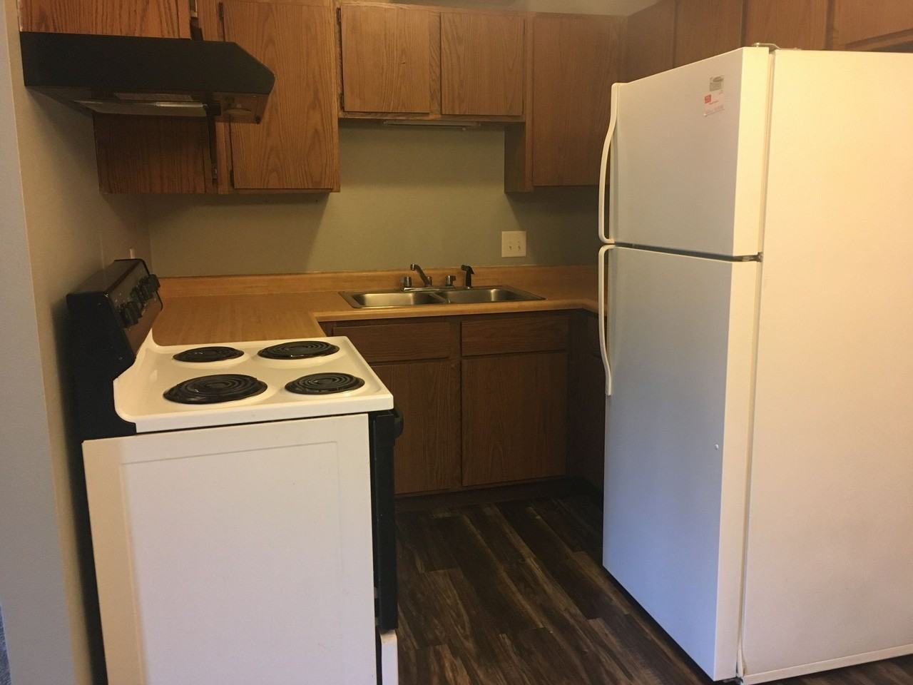 Cobblestone Circle Apartment 2 Bedroom, 1 Bath Secure Building - Photo 5 of 24