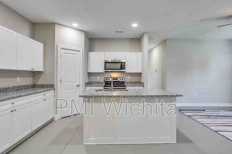 5248 N Cypress Cir - Photo 2 of 11