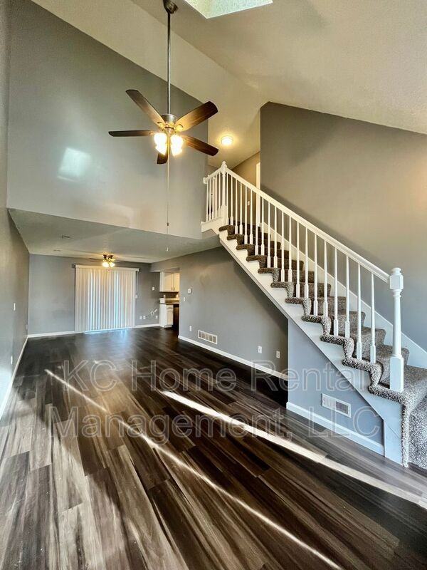 832 Spring Ct - Photo 2 of 30