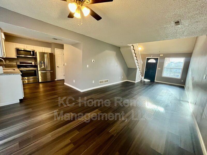 832 Spring Ct - Photo 3 of 30