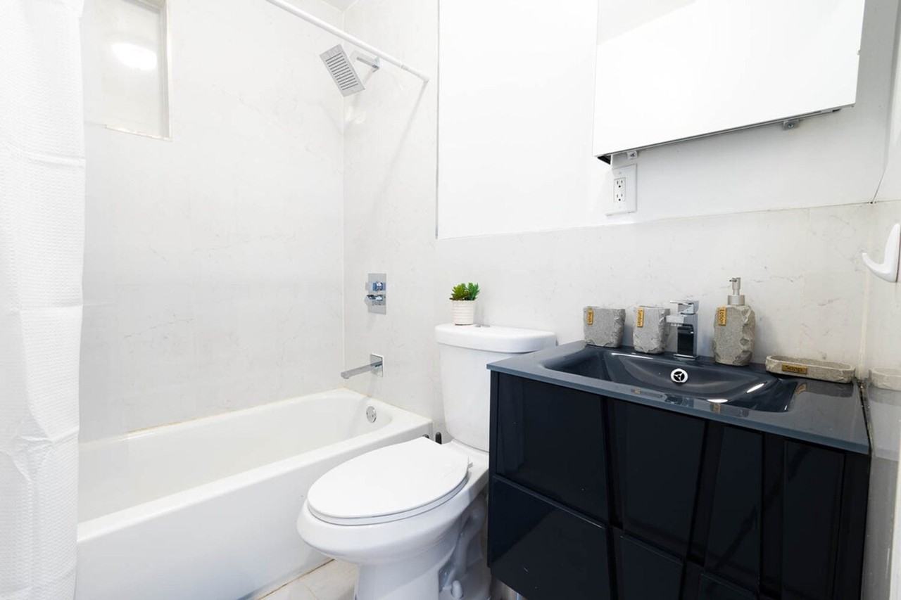 240 E 26th St #1021813P - Photo 6 of 14