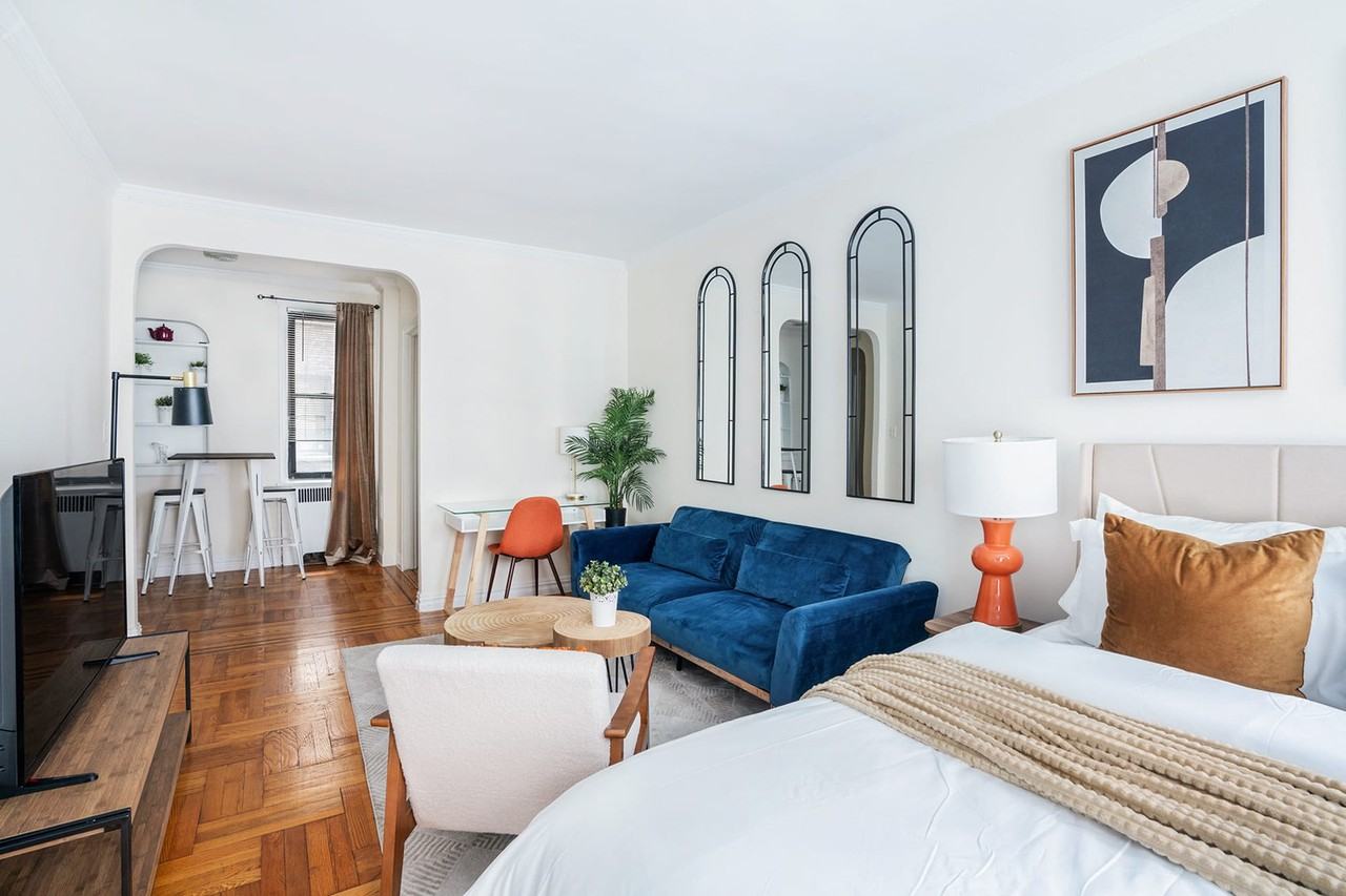 105 E 24th St #1021912P - Photo 4 of 21