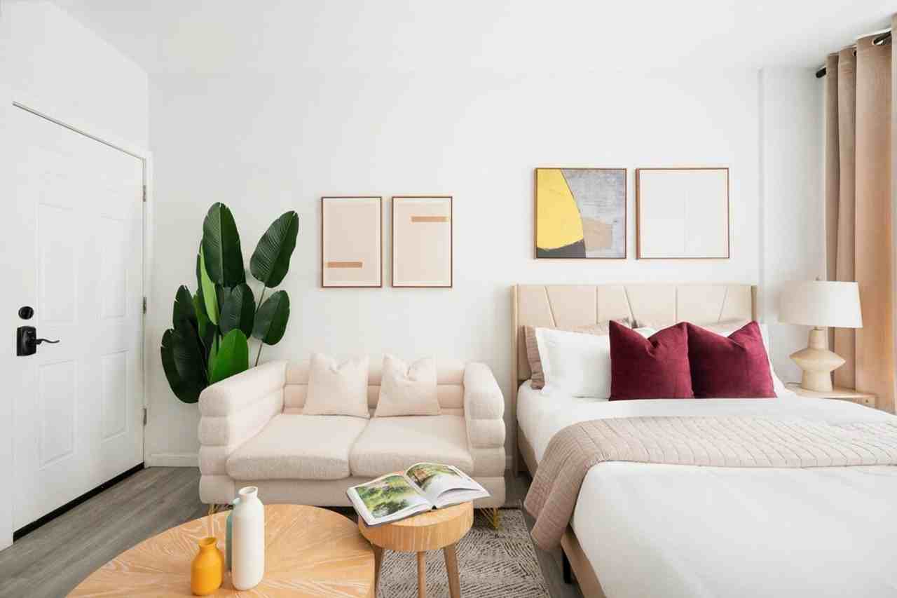 242 E 75th St #1022037P - Photo 2 of 10