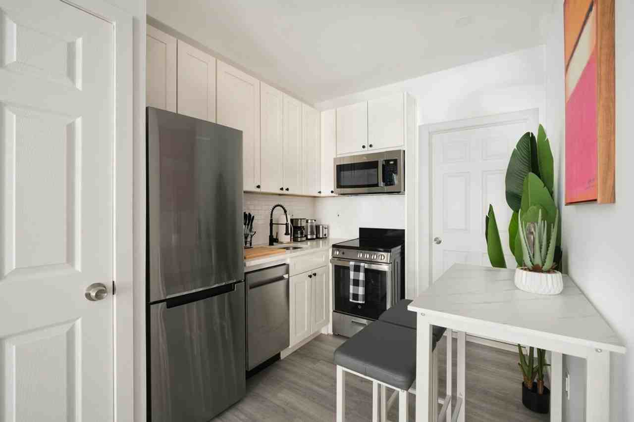 242 E 75th St #1022037P - Photo 5 of 10