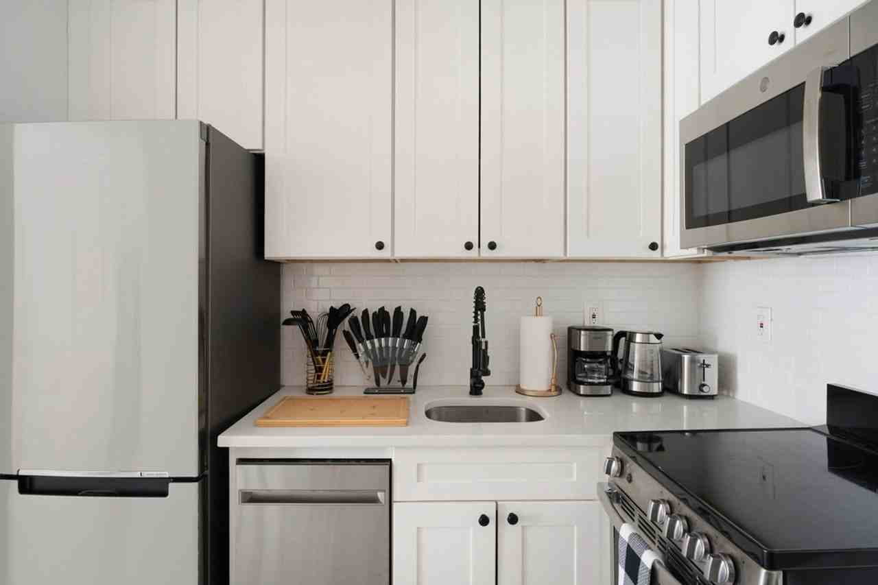 242 E 75th St #1022037P - Photo 6 of 10