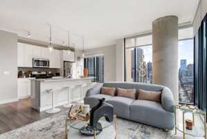 featured image of 829 N Clark St