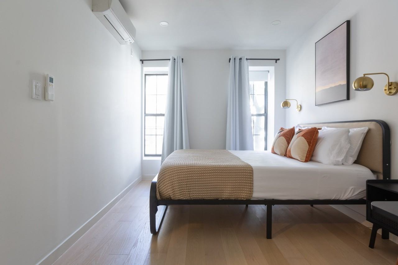 Greenpoint Ave #1013714P - Photo 3 of 12