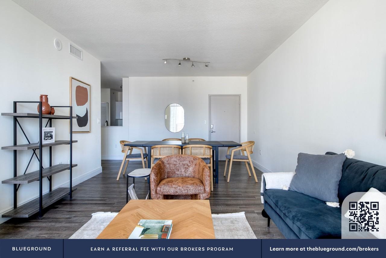 110 Southwest 12th Street - Photo 4 of 37