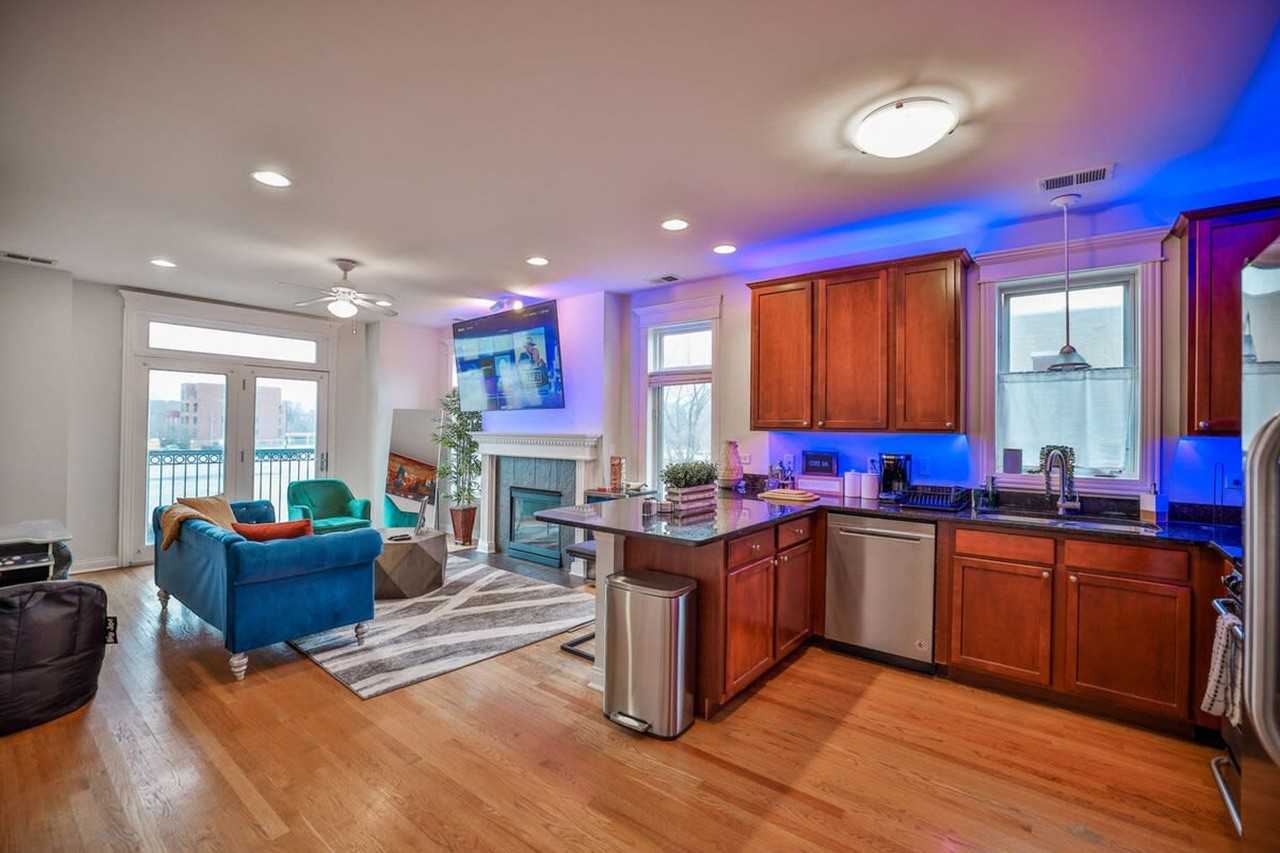 2022 W Warren Blvd #1026696P - Photo 2 of 18