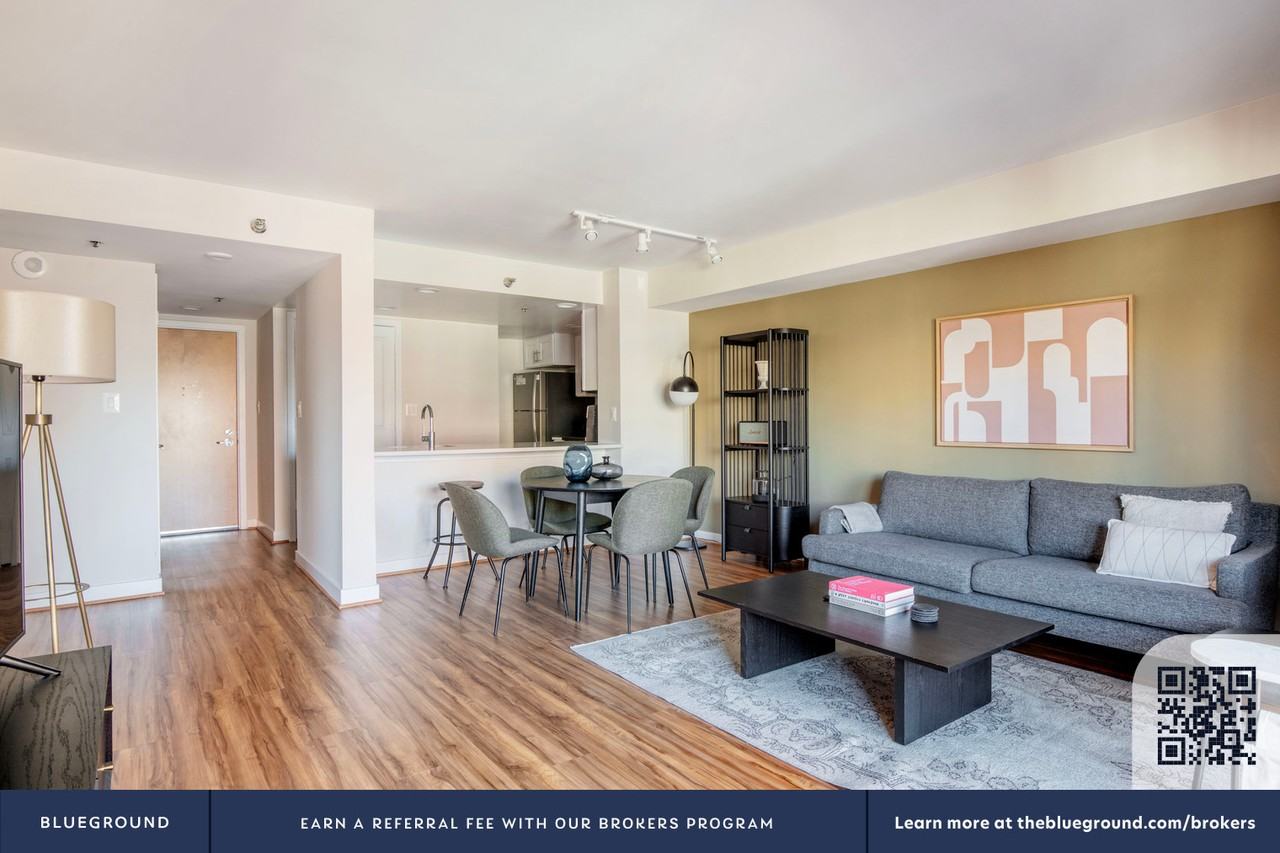 2500 Clarendon Boulevard - Photo 4 of 41