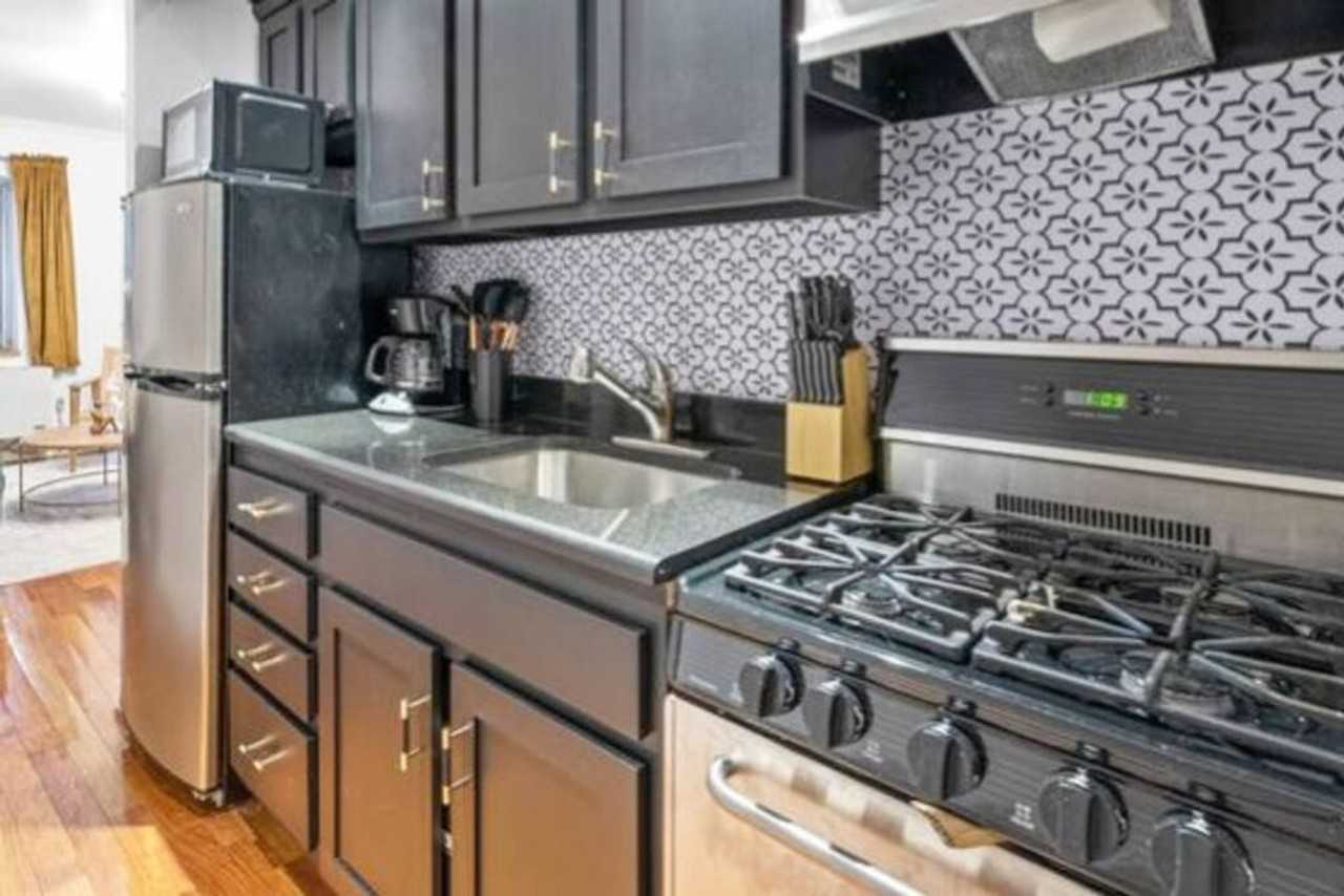 209 West 20th Street - Photo 4 of 34